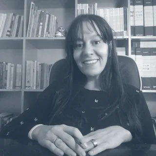 La dottoressa Letizia Gironi nello studio di Corso Italia, in bicromia